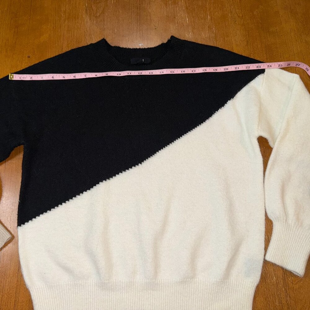 E & M Black and White Colorblock Sweater – Women’s Size Medium - Picture 4 of 9